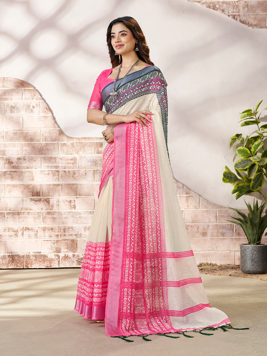 Stylish Digital Print Saree in Off-White with Pink Accents