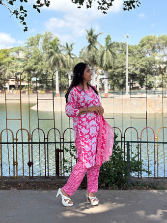 Women Floral Printed Regular Kurta with Trousers & With Dupatta