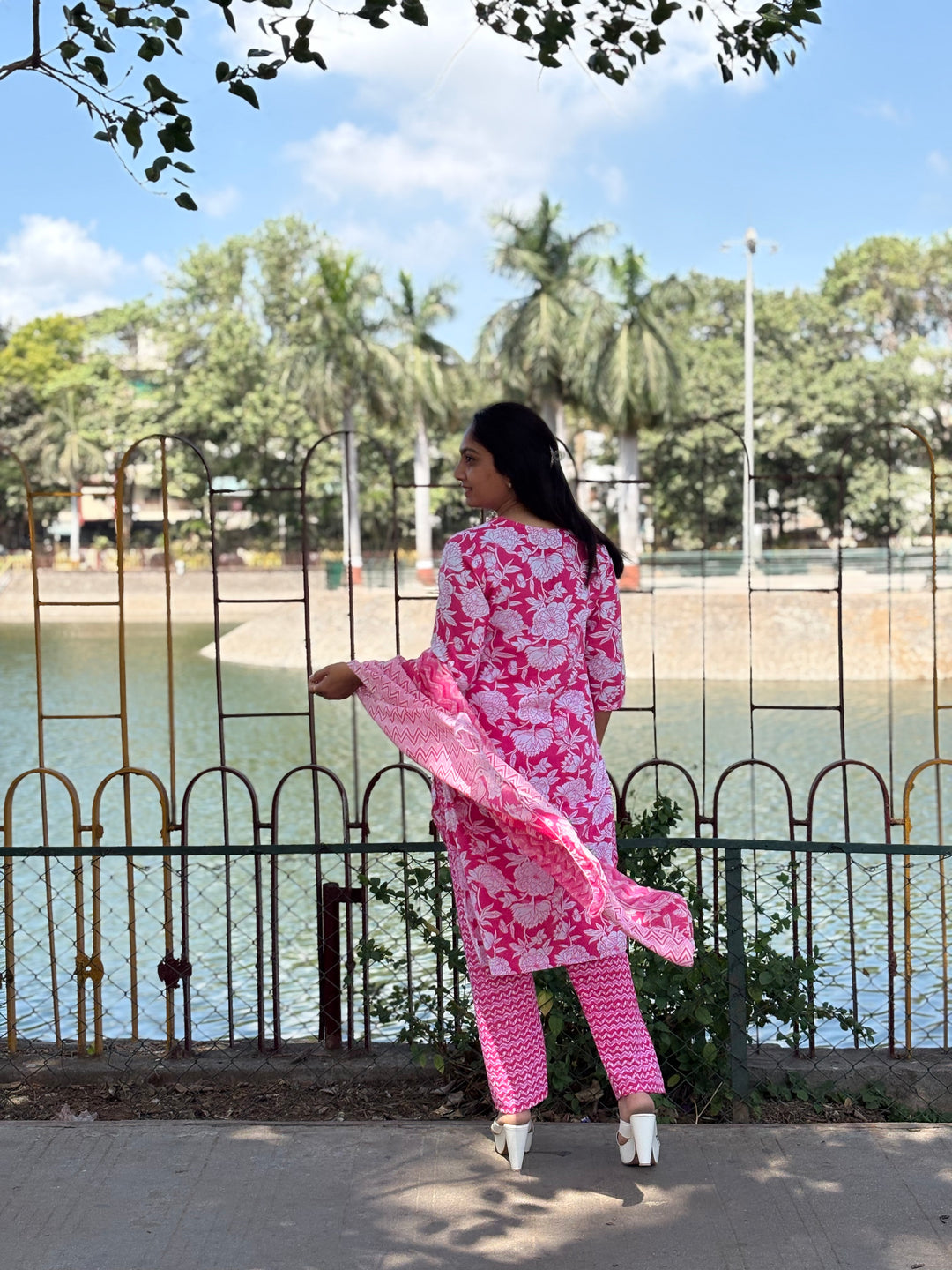 Women Floral Printed Regular Kurta with Trousers & With Dupatta