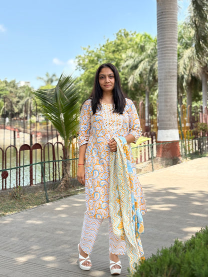 Women Floral Printed Regular Pure Cotton Kurti with Pant & With Dupatta